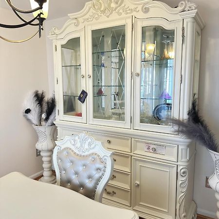Special Rate Worthy Posh And Magnificent 4 Bedrooms And Two & Half Bath 그린벨트 외부 사진