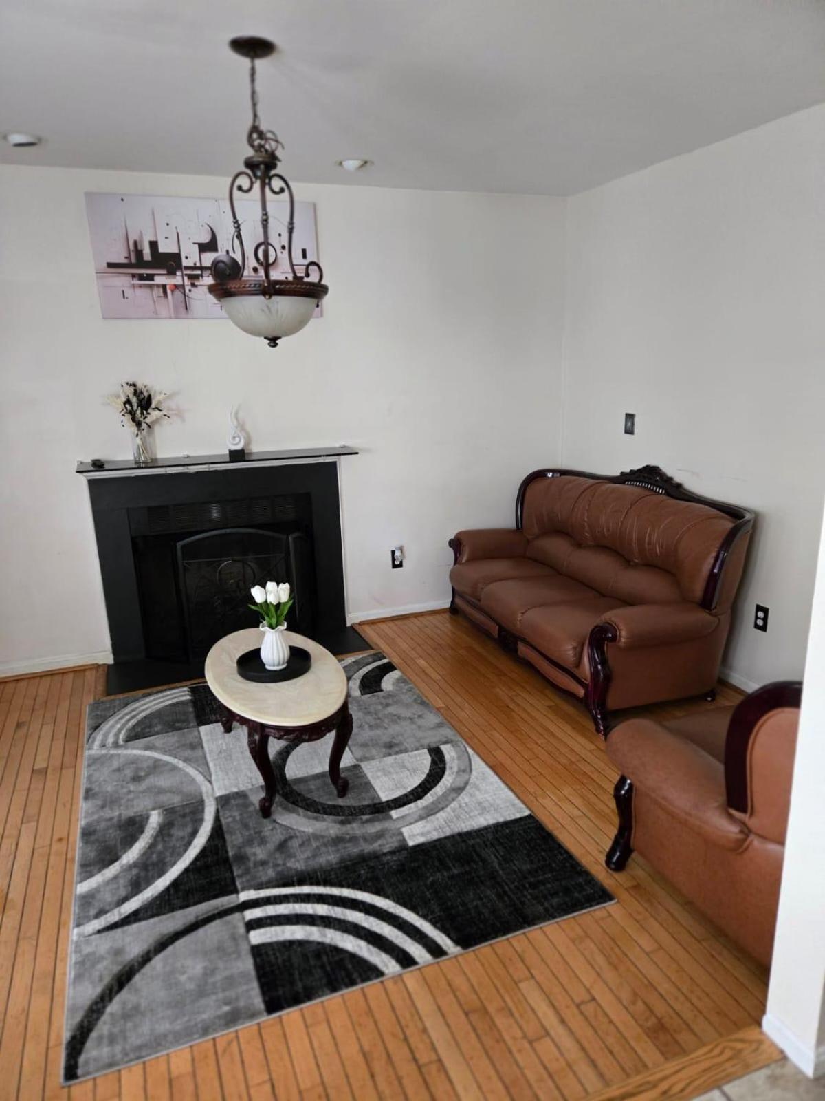 Special Rate Worthy Posh And Magnificent 4 Bedrooms And Two & Half Bath 그린벨트 외부 사진
